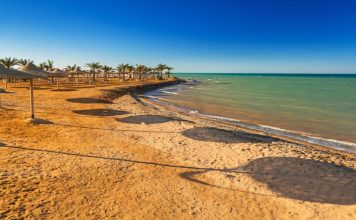 Sonnenschirme am Strand in Hurghada Ägyten