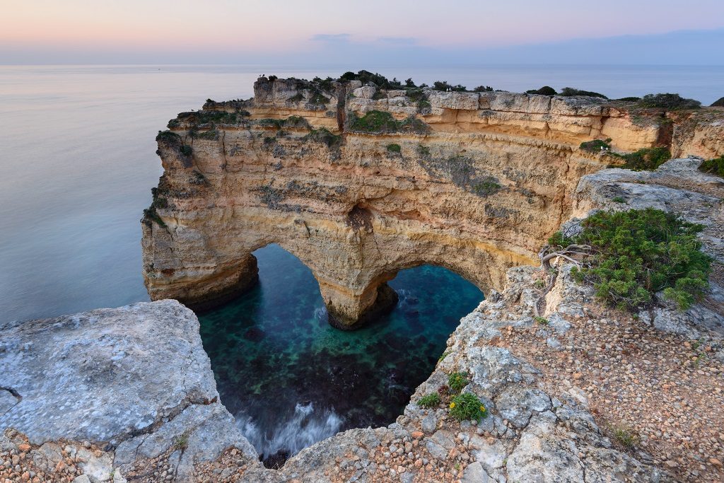 Herzförmige Höhle am Meer in Portugal