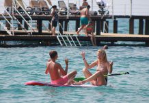 Zo ziet een Xperience vakantie eruit! Twee kinderen hebben plezier op stand up paddling board