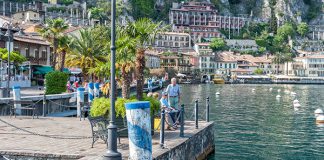 Wist je dat… dit echt typisch Italiaans is? Een steiger met helderblauw water en gebouwen tegen een rotswand aangebouwd