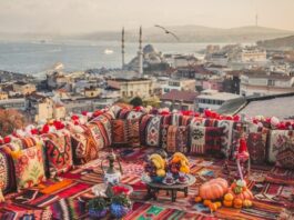 Turkije uitzicht vanaf bank met gekleurde kussens