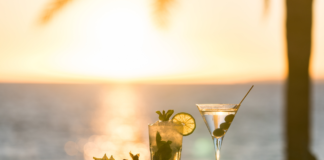 cocktails bij zonsondergang