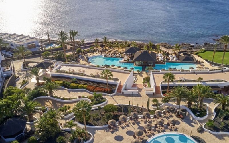 Secrets Lanzarote Resort en Spa zwembad aan zee
