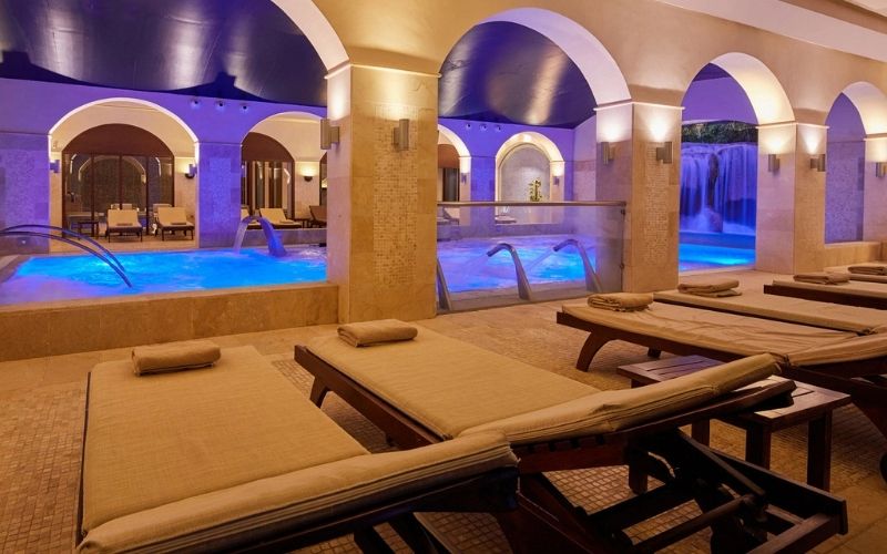 hotel secrets spa met zwembad en ligbedjes