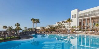 Secrets hotel lanzarote zwembad met palmbomen