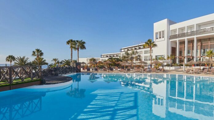 Secrets hotel lanzarote zwembad met palmbomen