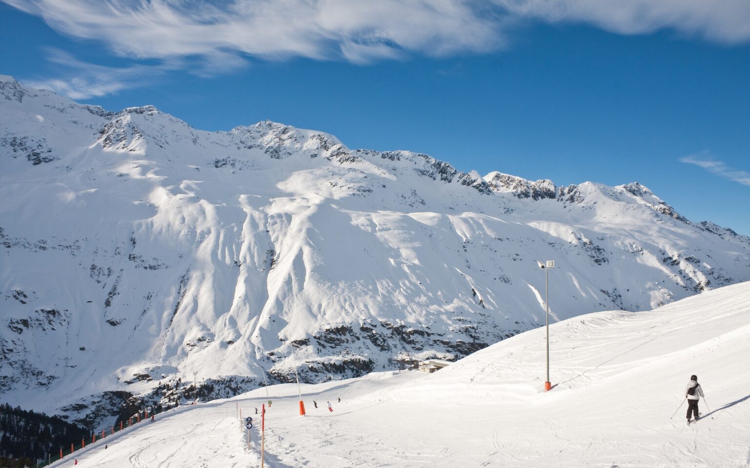 Eine sonnige Piste im österreichischen Skigebiet Obergurgl mit einem Skifahrer.