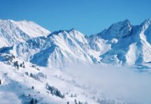 Verschneite Berglandschaft im Nebel