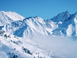 Verschneite Berglandschaft im Nebel