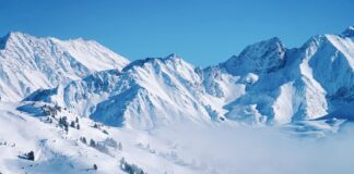 Verschneite Berglandschaft im Nebel