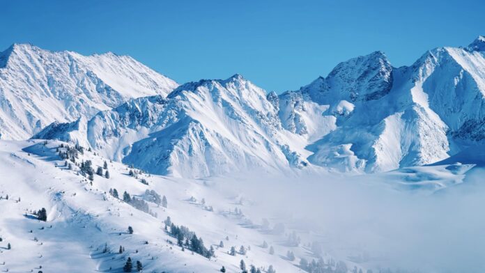 Verschneite Berglandschaft im Nebel