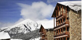 Zwei vierstöckige Steinchalets in Andorra.