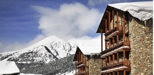 Zwei vierstöckige Steinchalets in Andorra.