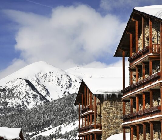 Zwei vierstöckige Steinchalets in Andorra.