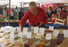 Kryddförsäljare på marknad i Turkiet