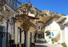 En folktom gata på Kreta